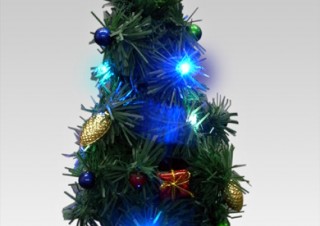 イルミネーションでデスクを彩るUSBクリスマスツリー