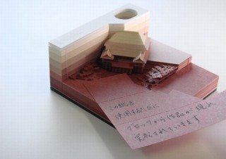 メモをめくると遺跡のように建物が姿を現すブロックメモ「OMOSHIROI BLOCK」