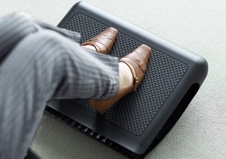 サンワ、机の下のケーブルや電源タップの収納もできるフットレスト「100-FR007」を発売