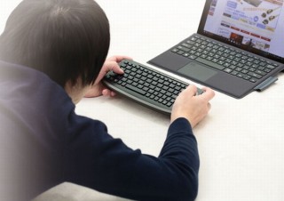上海問屋、寝転びながら使える両手持ち「トラックボール付ワイヤレスミニキーボード」
