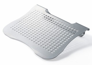 サンワサプライ、キーボード入力が快適になるスチール製ノートPCスタンドを発売