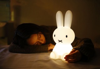 シリコン製のソフトカバーを採用したミッフィーの姿のLED照明「MIFFY FIRST LIGHT」が登場