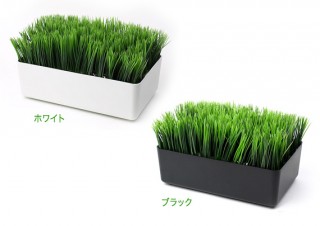 人工芝の下に充電器を収納できるアクセサリ