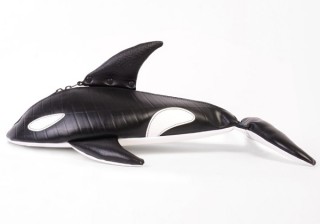 エコなブランド「SEAL®」から、廃タイヤで作ったシャチ型鞄「ボディバッグOrca」登場