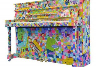 自由に弾けるペイントピアノを展示するヤマハミュージックのイベント「LovePiano」