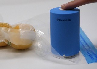 荷物や食品を簡単に真空パックにできるモバイル真空パック器「Piccola」