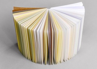 1冊で材質の異なる55種類の紙を体験できる「55メモ帳」がMakuakeに登場