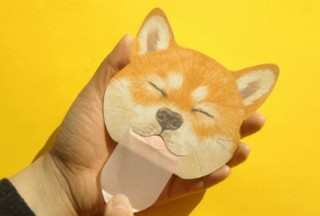 柴犬のカワイイ舌をひっぱるとあぶらとり紙！「柴犬の顔ペロあぶらとり紙」フェリシモから
