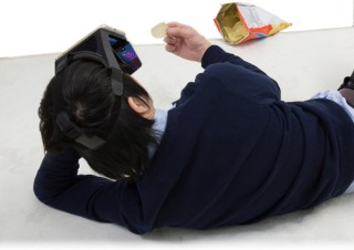 上海問屋、寝ながら動画鑑賞できるミラー反射式の手ぶらスマホビューワーを発売