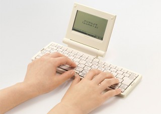 親しみやすいデザインのデジタルメモ「ポメラ DM5」