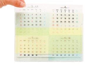 吉田印刷所、月日の流れを半透明のグラシン紙で表現した“だんだんクリアに見える”卓上カレンダーを発売