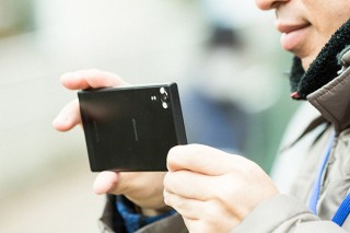 視覚に障害がある人のセルフィー写真を特殊加工した「＃見えなくても自撮りして3Dにしてみた展」