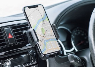サンワサプライ、車のエアコン吹き出し口に取り付けられるスマホホルダーを発売