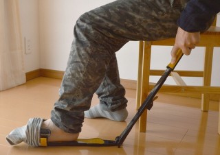 腰痛持ちやものぐさ人に最適な靴下履きサポート器具「くつ下ヘルパー」、サンコーから