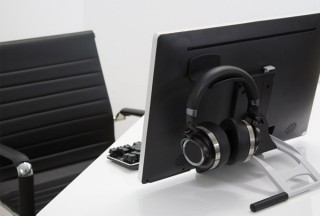 上海問屋、モニター裏にヘッドホンやVRゴーグルを吊っておけるハンガーを発売