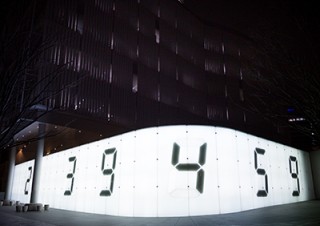 東日本大震災が発生した3.11に合わせて“生と死”がテーマのパブリックアートを再点灯するイベントが開催