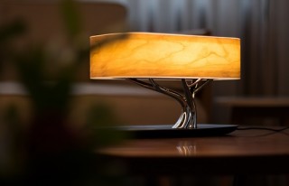 GlicinaCompanyより、ナイトスタンドで充電も音楽も！ スピーカーとQi充電を搭載したインテリアLEDスタンド発売