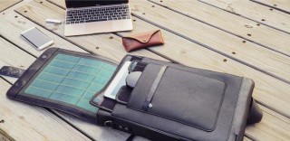 ビレッジグリーンのソーラーパネル内蔵スマートバッグ「Moovy」は、素材にもこだわったフランス発・本革製