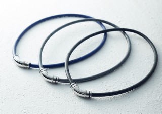 コラントッテから、スマートに首元を演出してくれる新タイプの医療機器「コラントッテ ネックレス クレスト R」発売