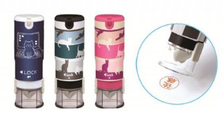 シヤチハタより、キャップが自動で開くワンタッチ式ネーム印にカワイイ猫柄6種が登場