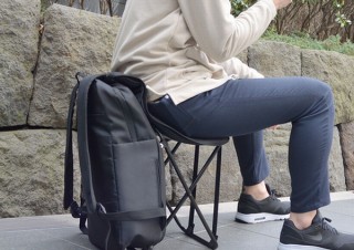 リュックから飛び出るのはイス！瞬時の出し入れでどこでも座れる「リュックtall」