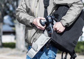 カメラの取り出しをしょったままで左右両方からできる「カメラリュック」、サンワサプライから