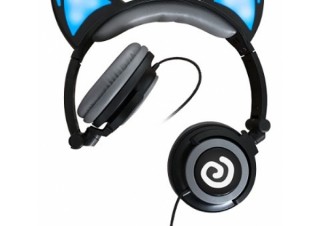 ヴィレヴァン、LEDライトで青く点灯する「光る猫耳ヘッドフォン」の予約受付を開始