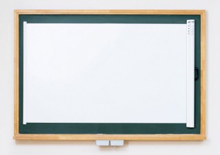 サンワサプライ、スチール面に貼り付けて使えるマグネット式プロジェクタースクリーンを発売