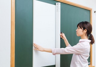 サンワサプライ、黒板に貼り付けて使えるマグネット式のプロジェクタースクリーン「PRS-WBC72HD」発売