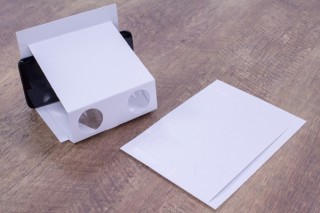 WHITEと大日本印刷、ダイレクトメールとして送れる紙製スマホVRゴーグルを発売