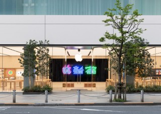 Appleが「最新の店舗デザイン」を導入した日本初の新型店舗を新宿にオープン。無料のプログラミングセッションなど