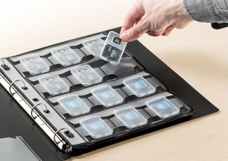 SD・microSD・CFカードなどを最大60セット収納できる、サンワサプライのコンパクトメディア収納システム