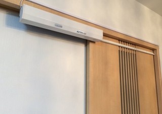 自宅・店舗の引き戸を後付けで自動ドアにできるキット「オートスライド」が改良新登場