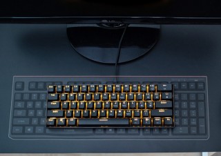 上海問屋、幅わずか29cmで狭いデスクに最適な「メカニカルキーボード」発売