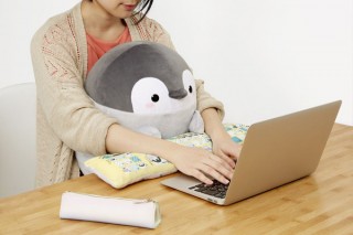 バンダイ、Twitter発の癒やしキャラ「コウペンちゃん」のPCクッションを発売