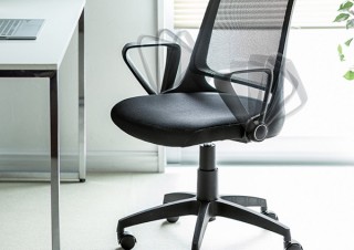 サンワサプライ、デスク下深くに収納できる肘跳ね上げ式メッシュチェアを発売