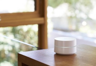 インテリアにもなじむ、メッシュネットワーク対応の家庭用Wi-Fiルータ「Google Wifi」。4月26日より日本発売開始