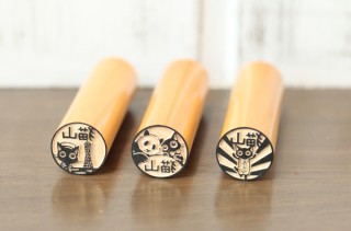 岡田商会より、猫好きのためのオーダーメイド印鑑「ご当地もみじちゃん」シリーズが登場