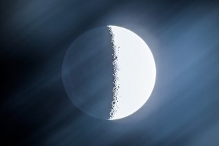 プリントを路地庭にも配して風景までも作品化した遠藤湖舟氏の写真展「水明自在〜時空を遊ぶ〜」