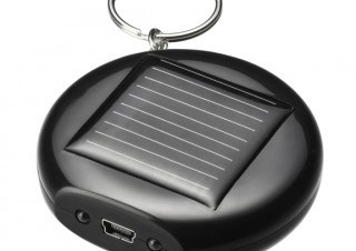 太陽光で携帯電話を充電できる「ケータイ用ソーラーチャージャー」
