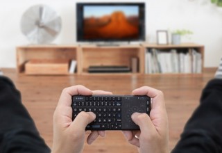 ゴロ寝でPC時に入力・マウス操作ができる「ミニワイヤレスキーボード」、上海問屋から
