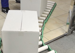 荷物の運搬で“家にこれがあったら…”が商品化！物がスイスイ進む「連結式ローラーコンベア」