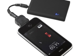 サンワサプライ、外出先でiPhoneなどの充電ができる小型バッテリ