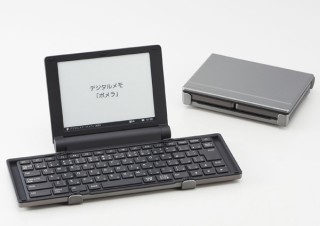 キングジムより、折りたたみ式キーボードを搭載した「ポメラ」DM30発売。国語・英和・和英辞典も収録