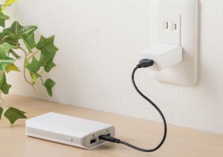 サンワサプライ、最大2A出力のコンパクトなUSB充電器を発売