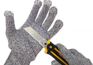 サードウェーブ、鋭利な刃物から手を保護するスマホ対応の耐切創手袋を発売