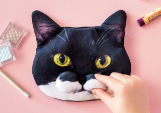 フェリシモ猫部、猫の「ω」部分を再現した「魅惑のもっちりひげ袋　ギズモさんポーチ」発売