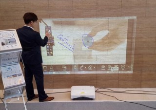 4～100インチのあらゆるディスプレイをタッチ操作可能なデジタルボードにする「GoTouch」