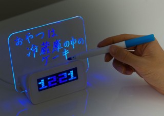 上海問屋、書き込んだ伝言が光る透明メッセージボード付きの目覚まし時計を発売