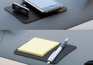 携帯電話、iPod、リモコンなどをしっかり固定できるすべり止めシート